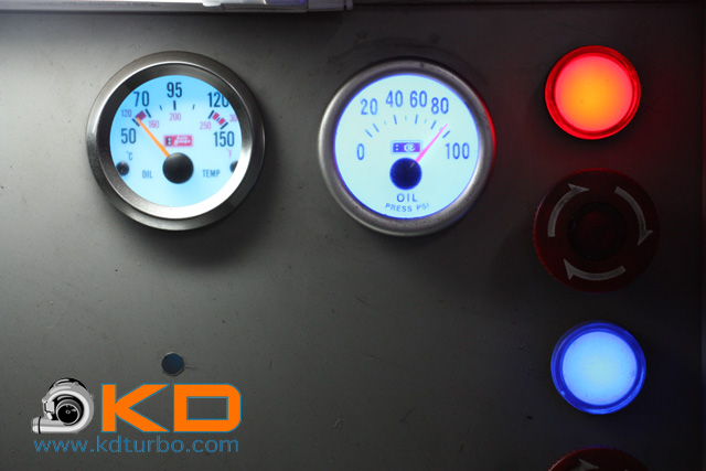 Показания приборов давление масла 90 psi = 6.2 бара (на автомобиле обычно давление масла не поднимается выше 3-4 бар)